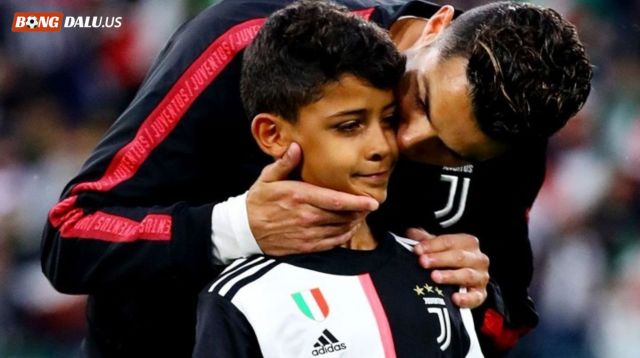 Cristiano Ronaldo là tấm gương và nguồn cảm hứng của Ronaldo Jr Cristiano Ronaldo là tấm gương và nguồn cảm hứng của Ronaldo Jr