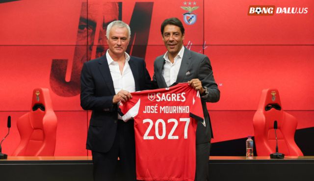 Mourinho hiện tại đang làm gì? Mourinho hiện tại đang làm gì?